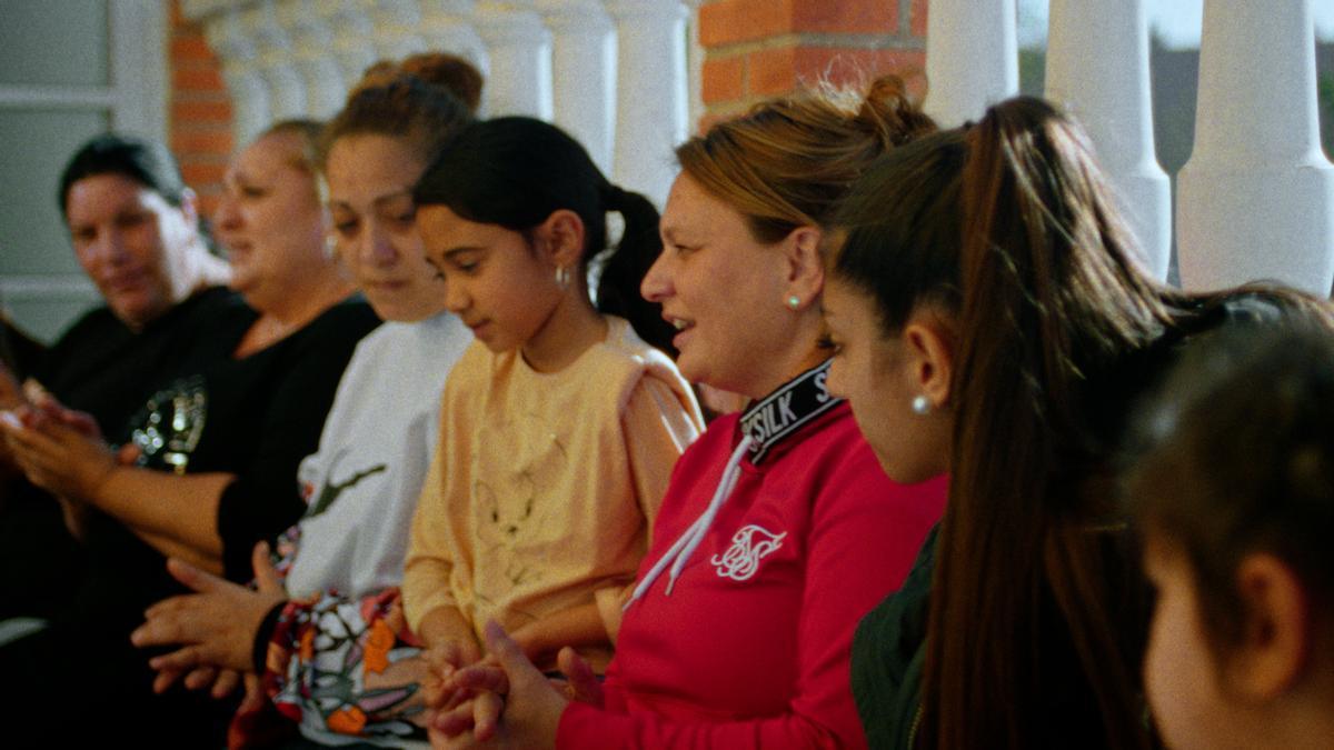 Varias mujeres participan en la Asociación de Gitanas Feministas por la Diversidad (AGFD) durante la gravación del documental Carmen, sin miedo a la libertad.