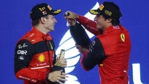 Charles Leclerc y Carlos Sainz celebrando el doblete conseguido en Bahréin