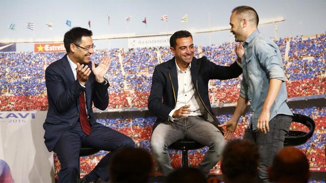 Josep Maria Bartomeu, Xavi Hernández y Andrés Iniesta en el homenaje de despedida del Barça al segundo de ellos en junio de 2015 Josep Maria Bartomeu, Xavi Hernández y Andrés Iniesta en el homenaje de despedida del Barça al segundo de ellos en junio de 2015