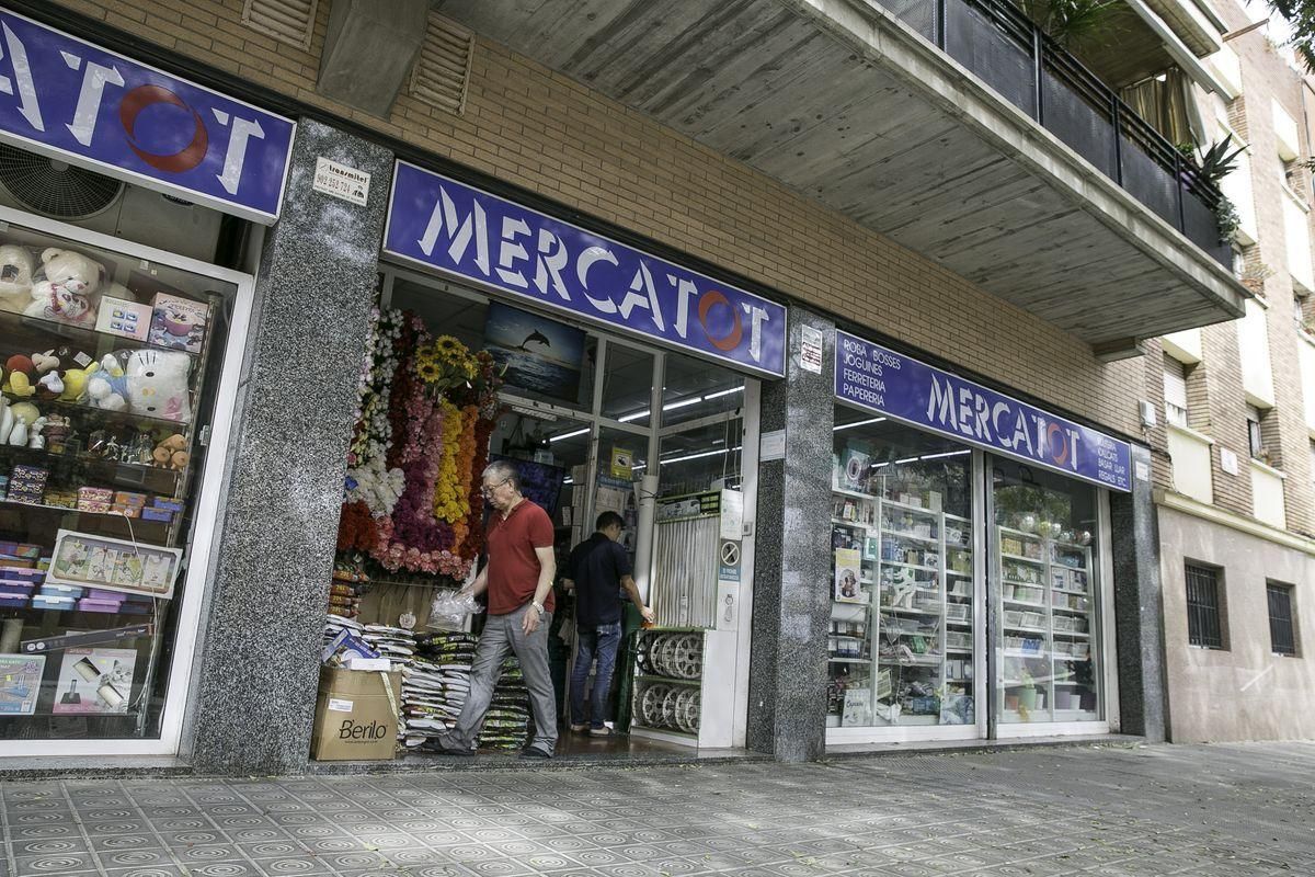 Aspecto exterior de un bazar en Barcelona, este mes de septiembre. Aspecto exterior de un bazar en Barcelona, este mes de septiembre.