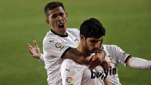 Oliva abraza a Guedes celebrando un gol ante el Villarreal