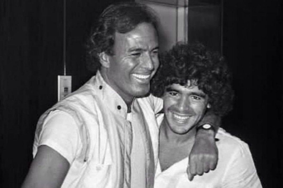 La emotiva despedida de Julio Iglesias a Diego Maradona La emotiva despedida de Julio Iglesias a Diego Maradona