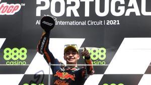 Raúl Fernández celebra su victoria en Portugal