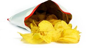Las redes alucinan con lo que ha encontrado esta joven en una bolsa de patatas: nunca lo adivinarías Las redes alucinan con lo que ha encontrado esta joven en una bolsa de patatas: nunca lo adivinarías