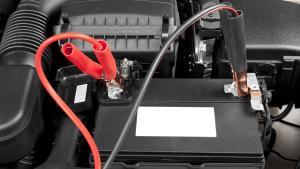 Cómo poner los cables para arrancar un coche sin batería