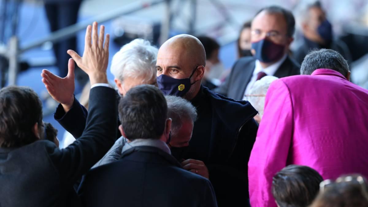 Guardiola saluda a Alemany a su llegada al Camp Nou