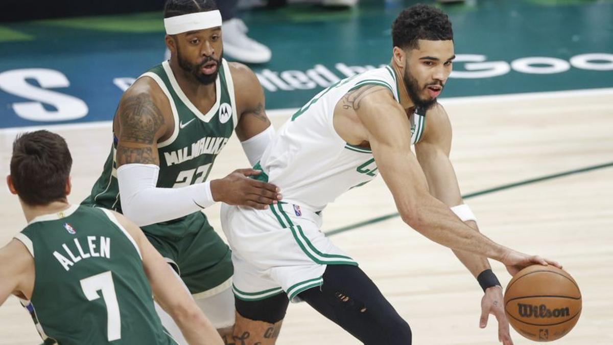 Un instante del duelo entre Celtics y Bucks.