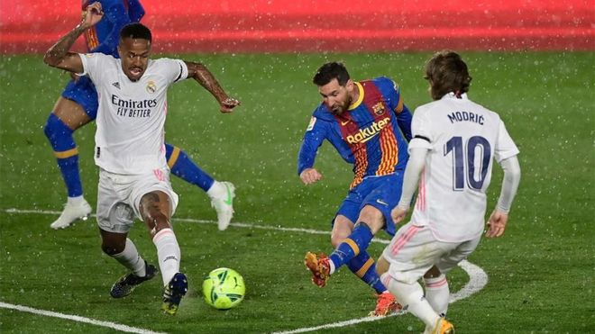 Messi dispara a portería durante el último Clásico disputado entre Barcelona y Real Madrid. Messi dispara a portería durante el último Clásico disputado entre Barcelona y Real Madrid.