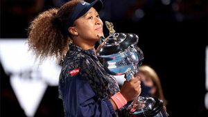 Osaka posando con el trofeo de campeona Osaka posando con el trofeo de campeona