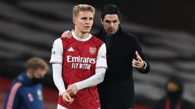 Mikel Arteta da instrucciones a Odegaard Mikel Arteta da instrucciones a Odegaard