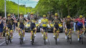Jonas Vingegaard, de amarillo, rodeado de sus compañeros del Jumbo.