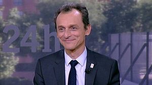 Pedro Duque hace reir a la moderadora de este debate con este comentario Pedro Duque hace reir a la moderadora de este debate con este comentario