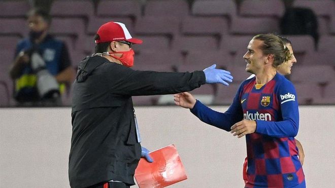 Griezmann saluda al Mono Burgos tras el partido Griezmann saluda al Mono Burgos tras el partido