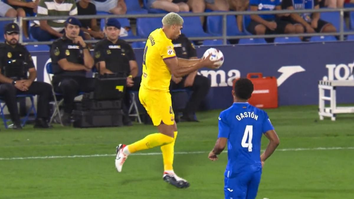 لا يوجد تاريخ محدد لعودة رونالد أراوخو لاعب برشلونة بعد الإصابة