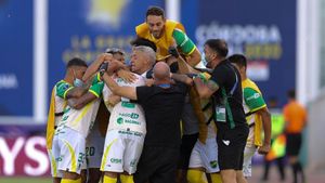 La plantilla de Defensa y Justicia celebra en torno a Hernán Crespo La plantilla de Defensa y Justicia celebra en torno a Hernán Crespo