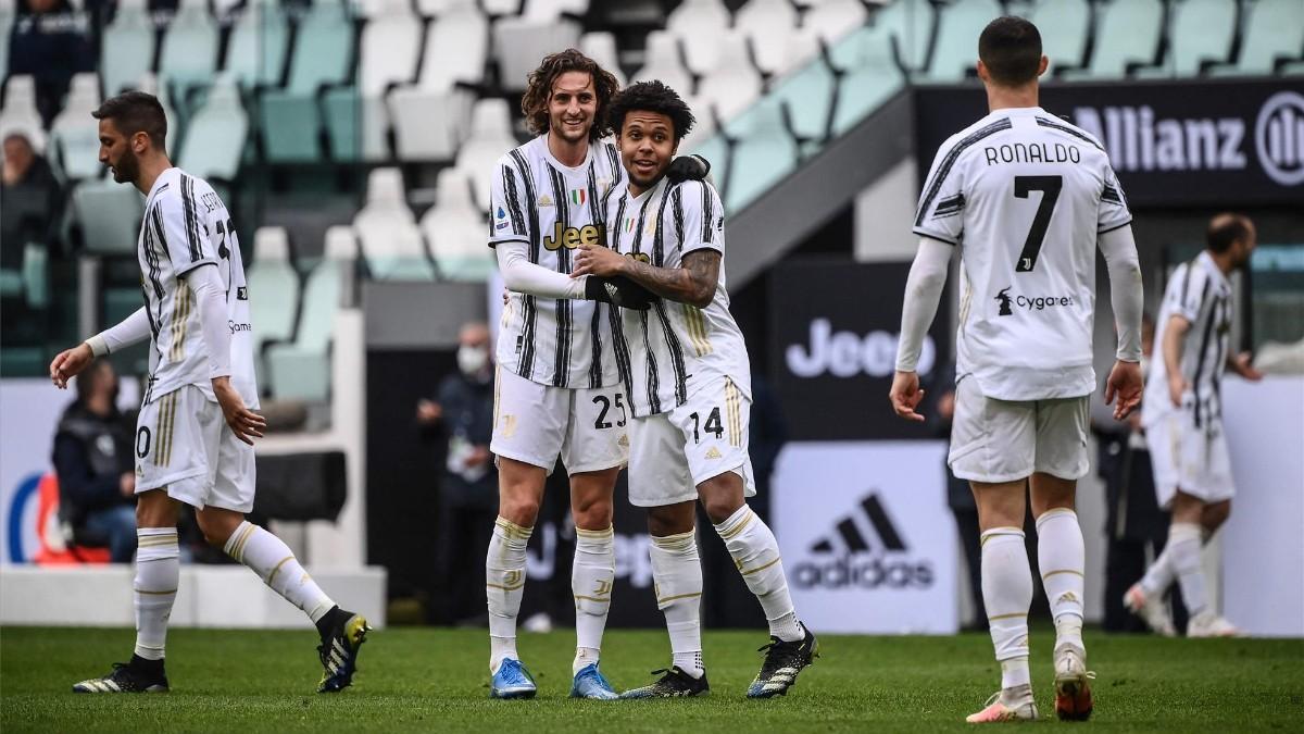 Los jugadores de la Juventus celebrando el gol de McKennie
