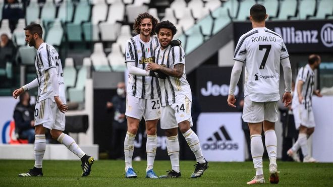 Los jugadores de la Juventus celebrando el gol de McKennie Los jugadores de la Juventus celebrando el gol de McKennie