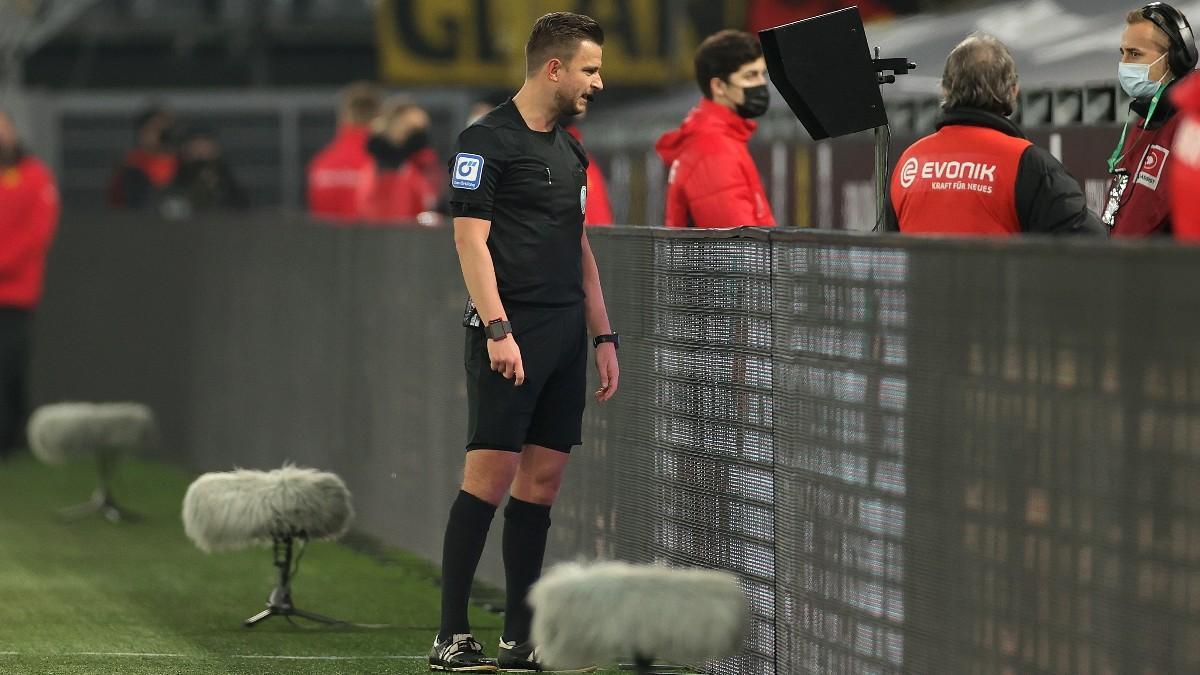 Un árbitro de la Bundesliga revisa una acción en el VAR