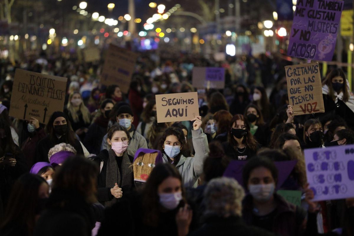 Manifestación del 8M, día de la mujer, en el Passeig de Gràcia de Barcelona. Manifestación del 8M, día de la mujer, en el Passeig de Gràcia de Barcelona.