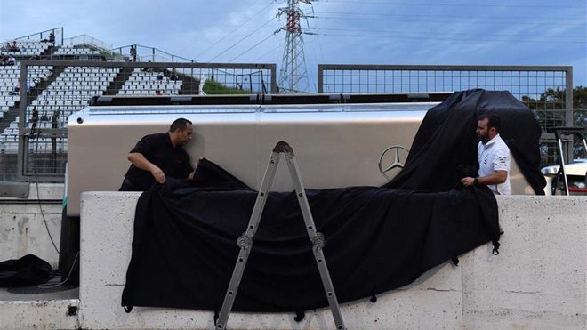 xortunomercedes f1 team mechanics prepare for typhoon hag191012172824 xortunomercedes f1 team mechanics prepare for typhoon hag191012172824