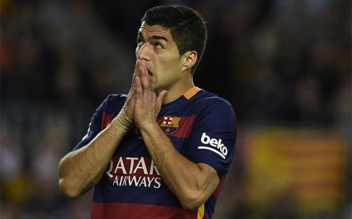 Suárez vio tarjeta amarilla en el FC Barcelona-Valencia de este domingo en el Camp Nou