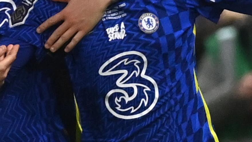 Qué significa el extraño '3' que tiene como sponsor la camiseta