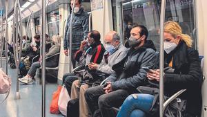 Sanidad mantendrá las mascarillas en el transporte público debido al ascenso de casos COVID