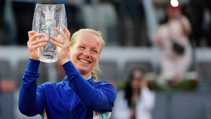 Kiki Bertens posando con el trofeo de campeona Kiki Bertens posando con el trofeo de campeona