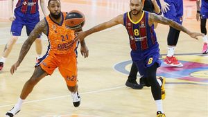 Derrick Williams junto a Hanga, en una acción de Euroliga Derrick Williams junto a Hanga, en una acción de Euroliga
