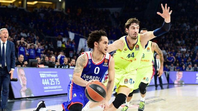 Larkin fue el gran protagonista contra el que pudo ser su equipo. Se adjudicó una victoria y un récord anotador Larkin fue el gran protagonista contra el que pudo ser su equipo. Se adjudicó una victoria y un récord anotador