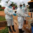 Archivo - Sanitarios de Malawi realizando tareas de desinfección en medio de un brote de cólera
