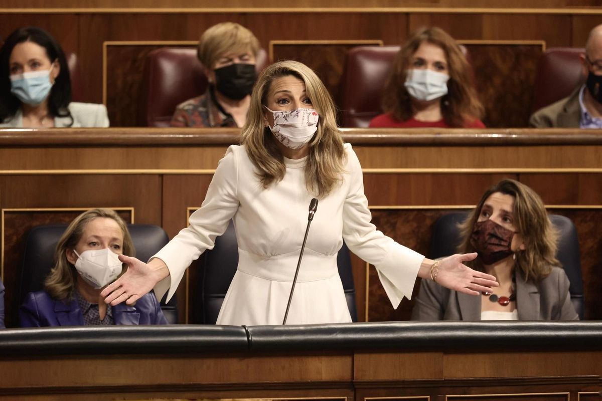 La vicepresidenta segunda del Gobierno y ministra de Trabajo, Yolanda Díaz, interviene en una sesión plenaria celebrada en el Congreso de los Diputados, a 15 de diciembre de 2021, en Madrid, (España). La vicepresidenta segunda del Gobierno y ministra de Trabajo, Yolanda Díaz, interviene en una sesión plenaria celebrada en el Congreso de los Diputados, a 15 de diciembre de 2021, en Madrid, (España).