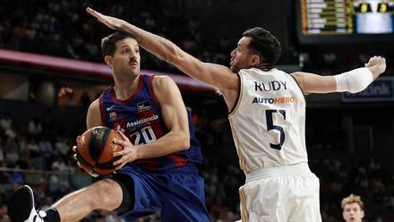 Laprovittola trata de realizar un pase ante la defensa de Rudy