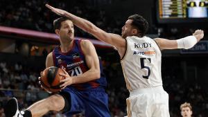 Laprovittola trata de realizar un pase ante la defensa de Rudy