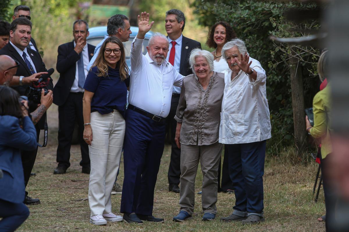 El presidente de Brasil, Luiz Inácio Lula da Silva (izq.), visita al ex presidente de Uruguay José Pepe Mujica en su casa en el Rincón del Cerro, hoy en Montevideo.