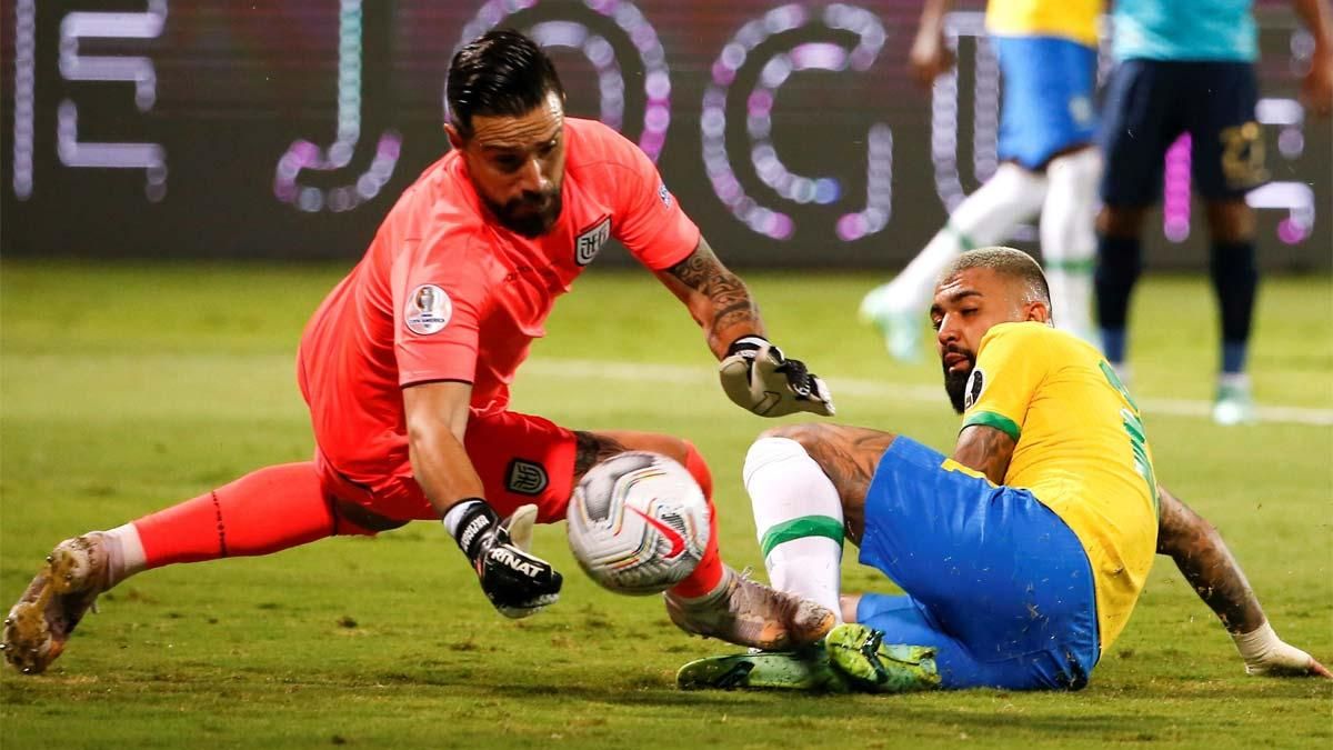 El portero Galíndez y Gabigol disputan un balón El portero Galíndez y Gabigol disputan un balón