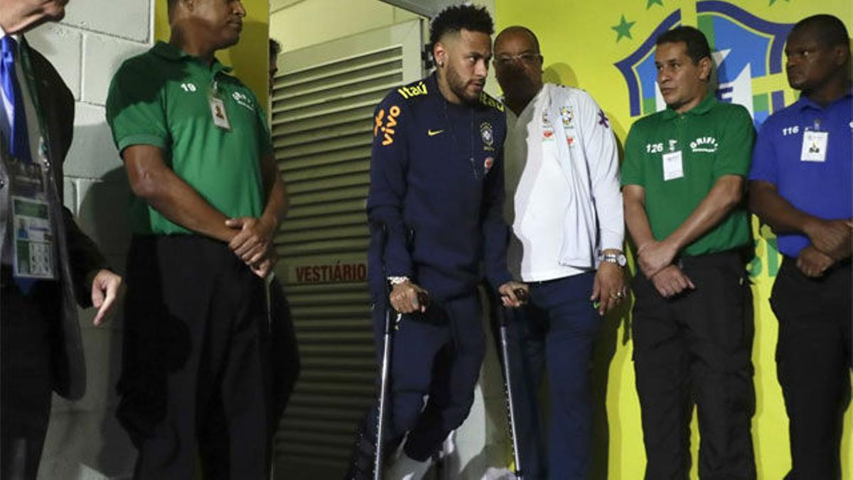 Neymar sale en muletas del estadio tras lesionarse