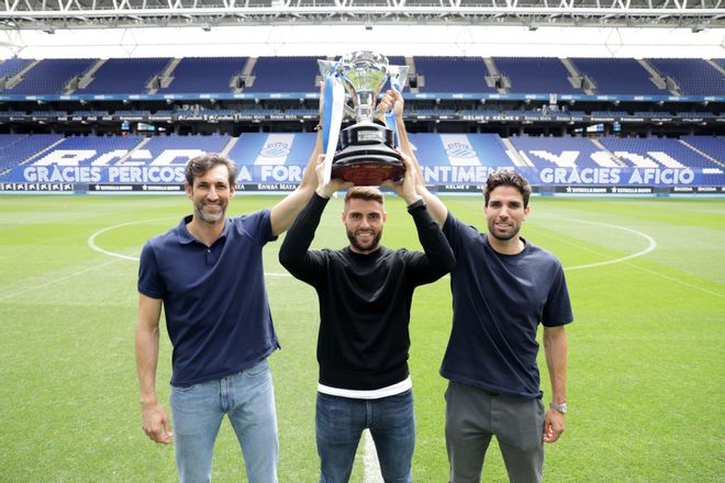 Los capitanes posan con la copa Los capitanes posan con la copa