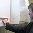 Una clienta prueba un aparato de calefacción con gas natural.