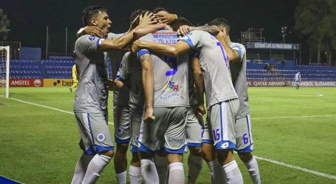 Los jugadores del 12 de Octubre celebran un gol. Los jugadores del 12 de Octubre celebran un gol.