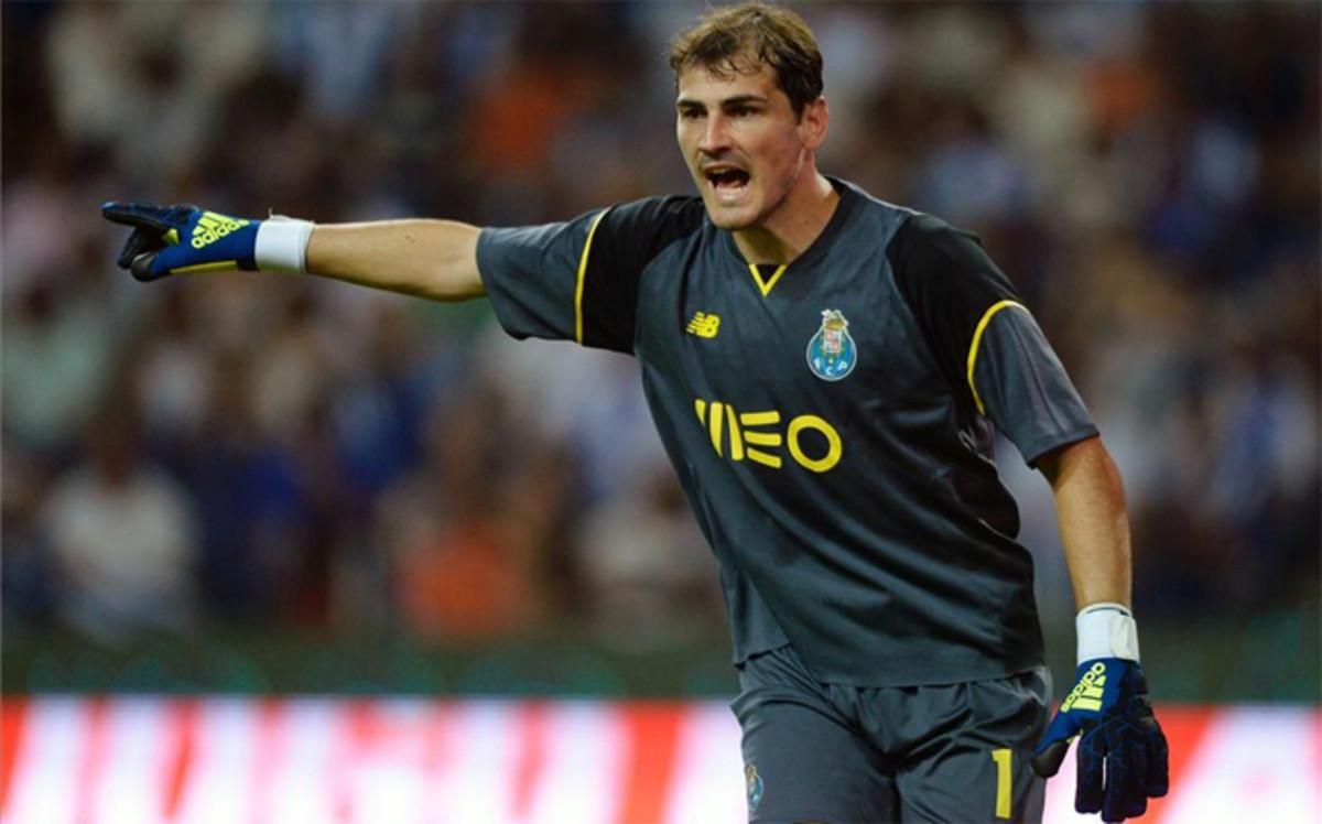 Iker Casillas tiene 35 años pero sigue fijo en la meta del Oporto Iker Casillas tiene 35 años pero sigue fijo en la meta del Oporto