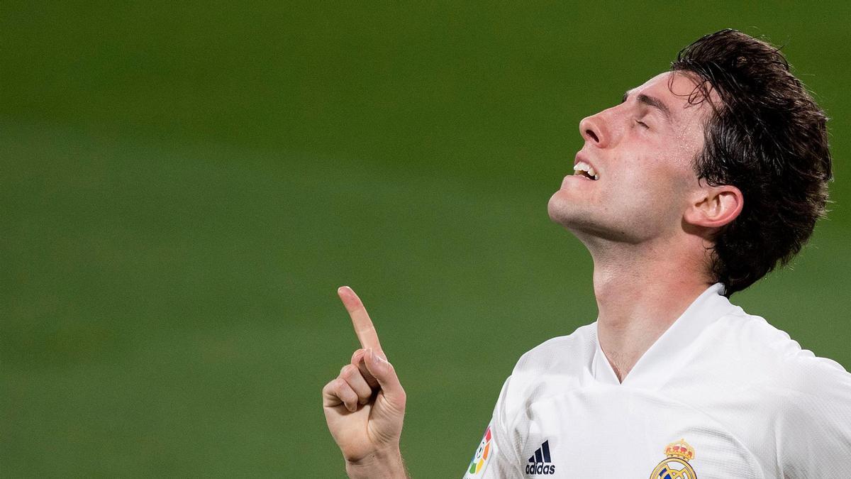Odriozola celebrando un gol con el Madrid