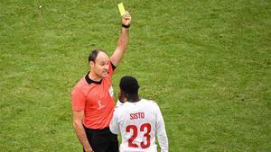 Mateu Lahoz señalando tarjeta amarilla al jugador danés Sisto