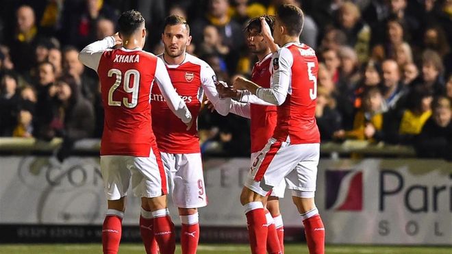 Pérez celebrando el gol frente al Sutton con sus compañeros Pérez celebrando el gol frente al Sutton con sus compañeros