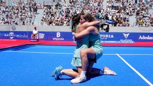 Sánchez y Josemaría se abrazan tras la victoria