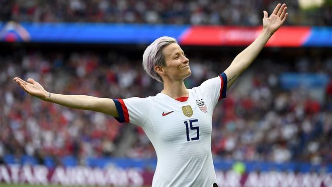 En 2019, Rapinoe recibió el premio a la Mejor Jugadora del año por la FIFA y el Balón de Oro Femenino En 2019, Rapinoe recibió el premio a la Mejor Jugadora del año por la FIFA y el Balón de Oro Femenino