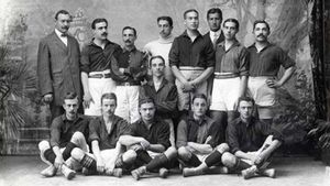 El equipo del FC Barcelona de la temporada 1909-1910. Gamper, el fundador, es el primero de pie por la izquierda El equipo del FC Barcelona de la temporada 1909-1910. Gamper, el fundador, es el primero de pie por la izquierda