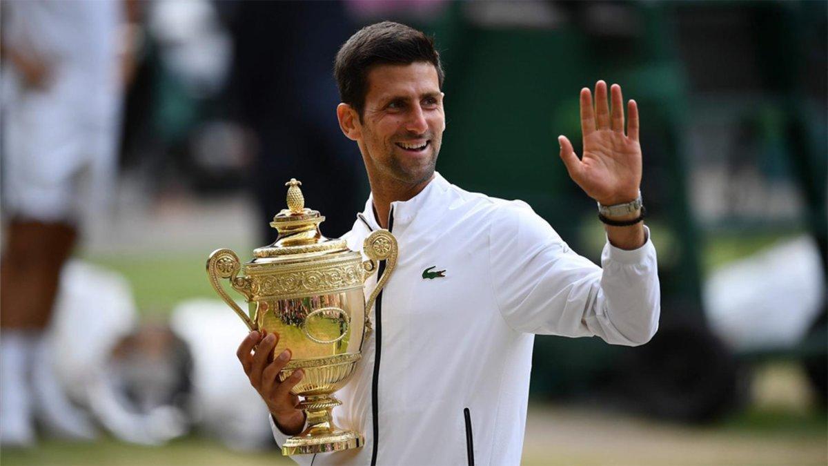 Djokovic posando con su quinto Wimbledon