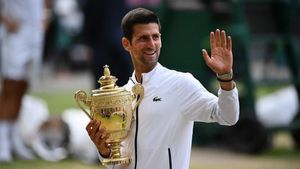 Djokovic posando con su quinto Wimbledon Djokovic posando con su quinto Wimbledon