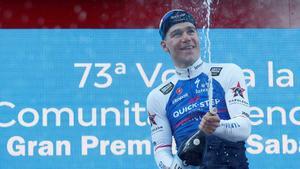 Jakobsen celebrando su triunfo de etapa en Torrent